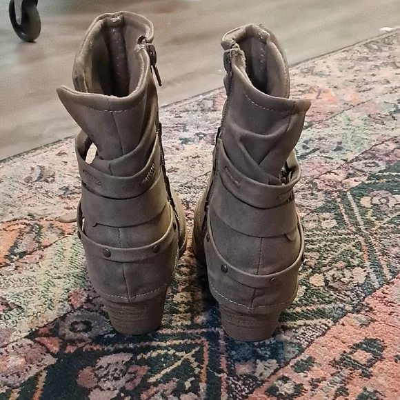 Stylish Gray Ankle Boots - Picture 6 of 14